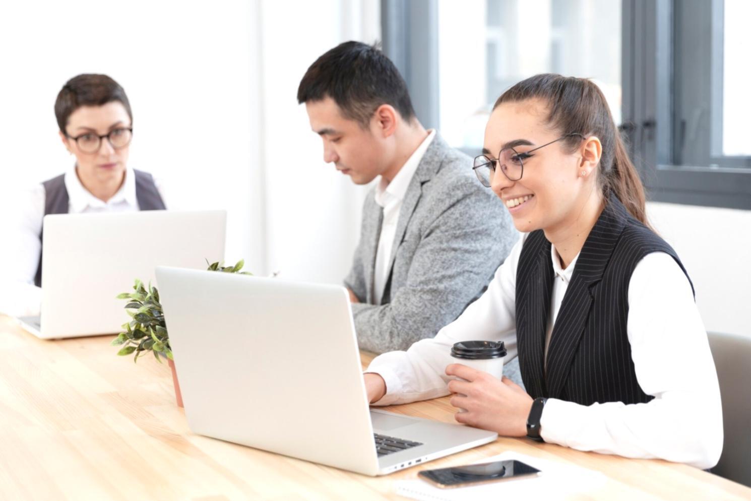Bureau de conseil financier moderne avec vue sur Grenoble