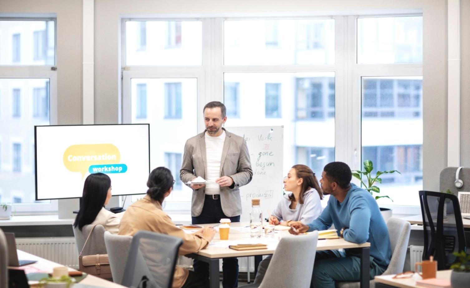 Bureau de conseil financier moderne avec espace de travail collaboratif